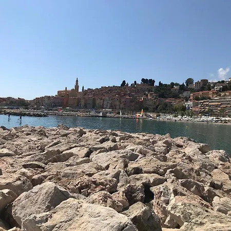 De La Plage, Au Bord De La Ментона